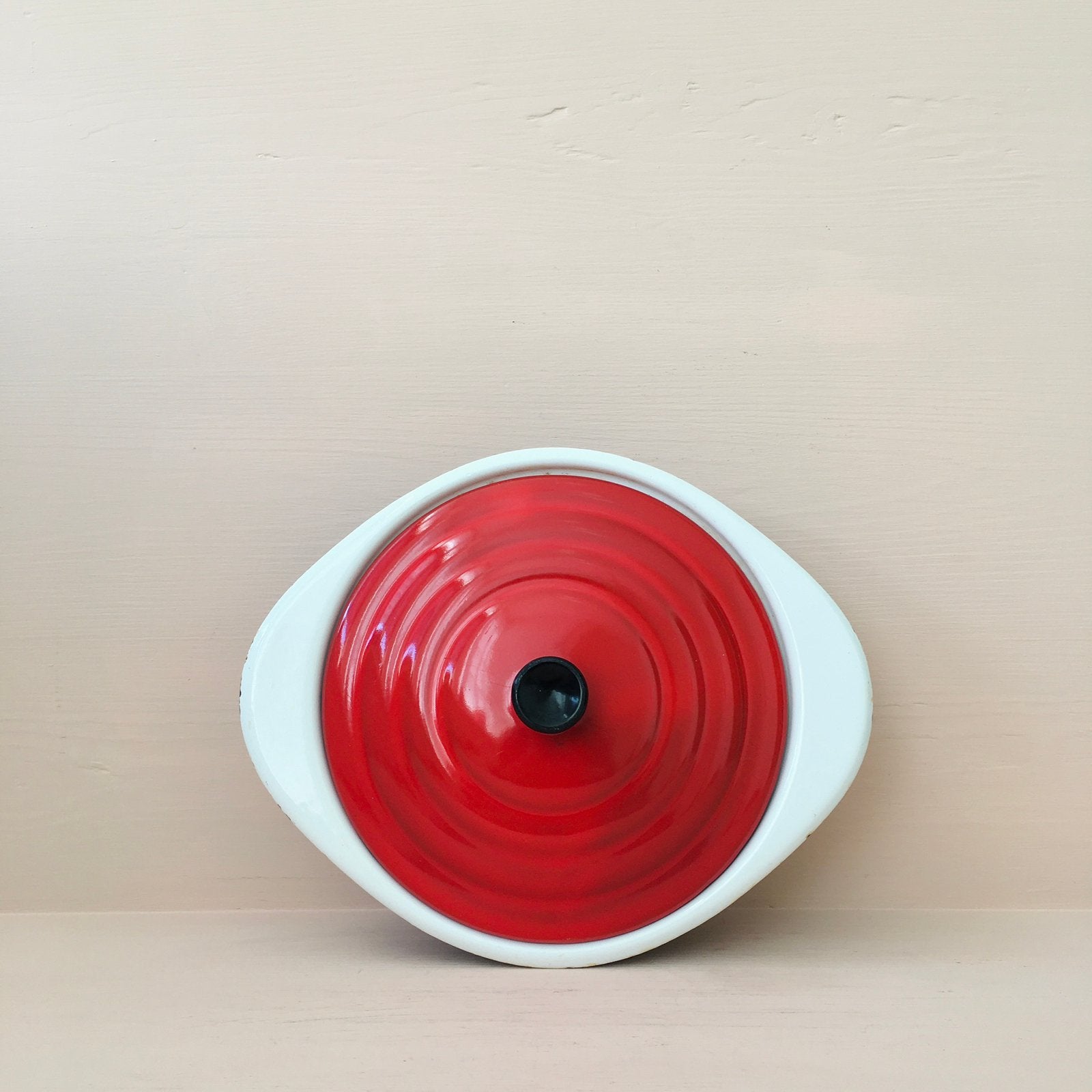 Witte schaal van emaille + een rood deksel + stipjes rondom, Antiek en Kunst, Antiek | Emaille, Ophalen of Verzenden