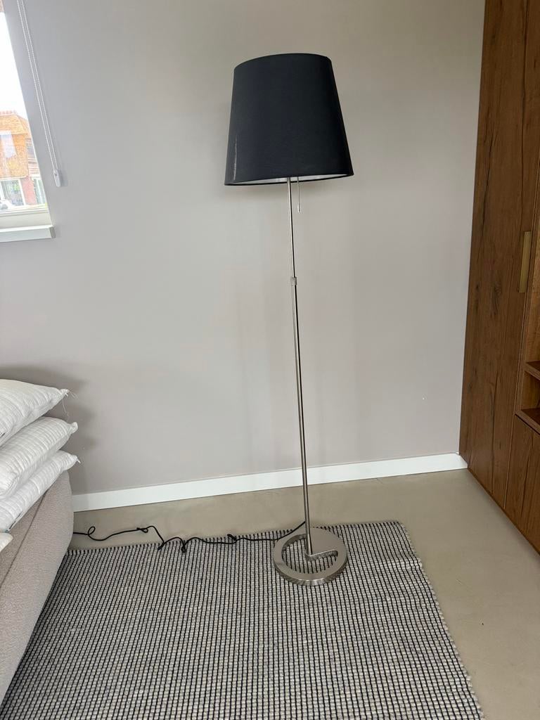 Moderne staande lamp met zwarte kap, Ophalen, Zo goed als nieuw, Metaal, 150 tot 200 cm