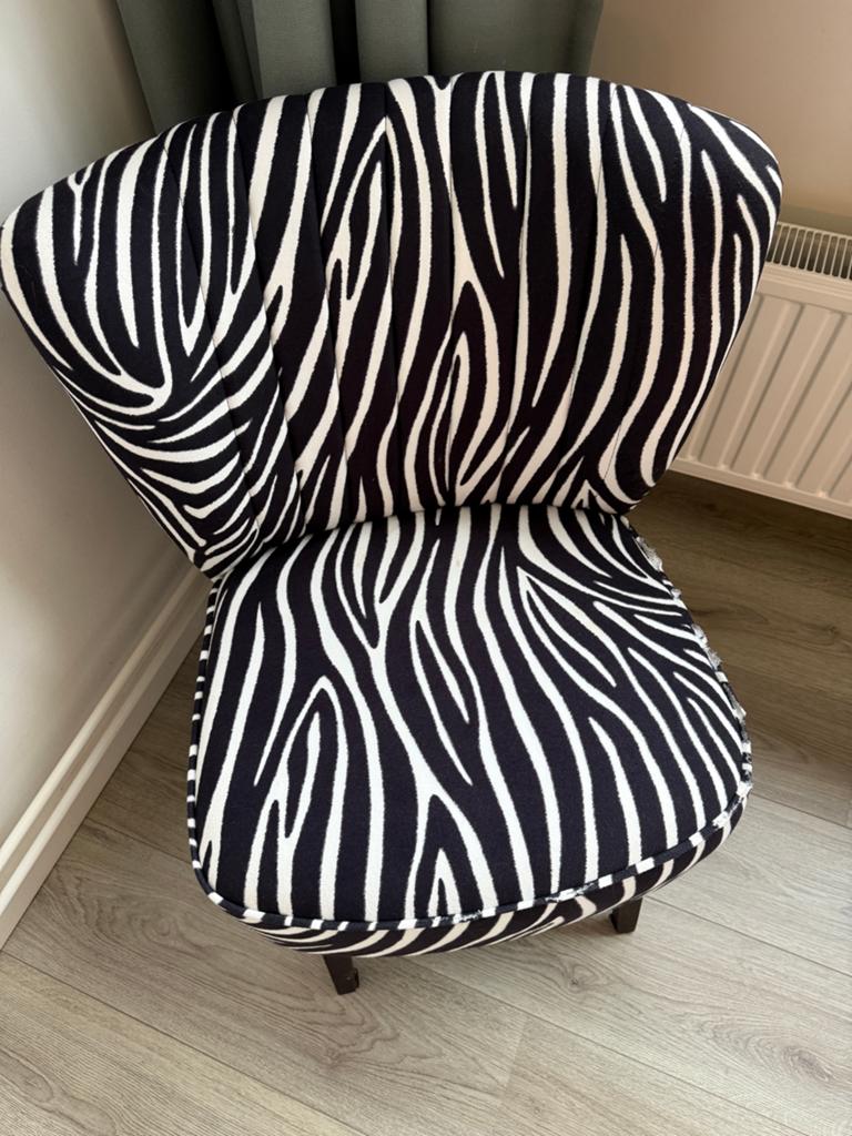 Zebraprint stoel - 63 cm breed, 68 cm diep, Huis en Inrichting, Stoelen, Ophalen, Gebruikt, Zwart, Eén