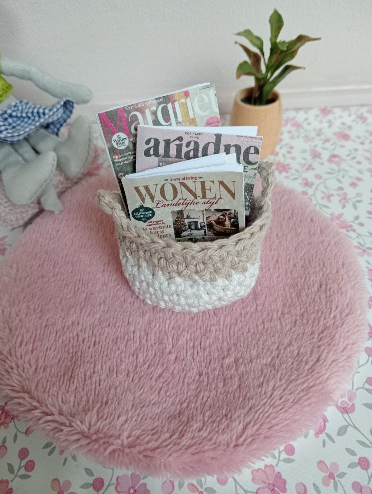 Poppenhuis muizenhuis lectuur mandje met 3 tijdschriften, Verzamelen, Poppenhuizen en Toebehoren, Ophalen of Verzenden, Poppenhuis