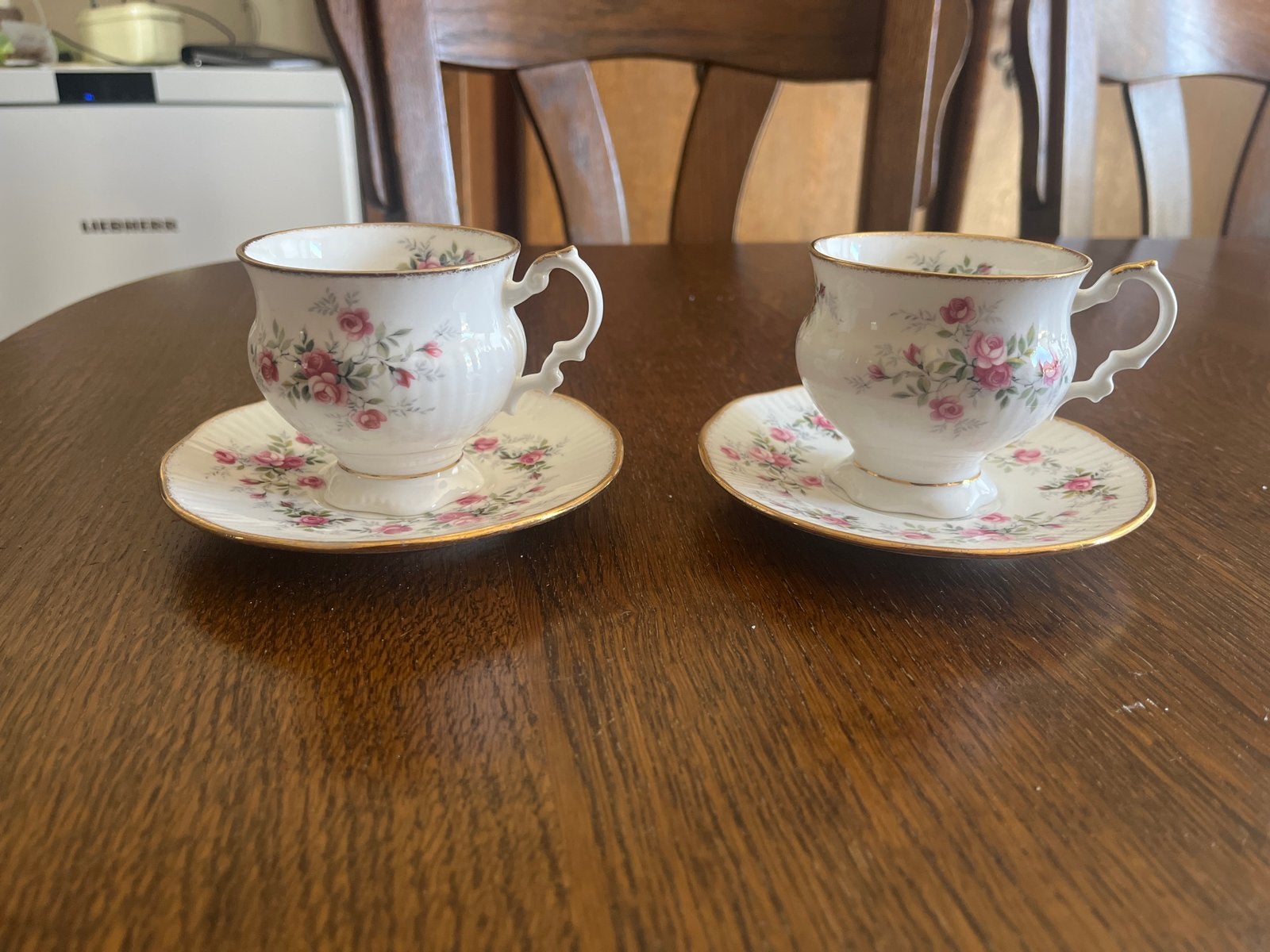 Elizabethan Staffordshire theekopjes met rozenmotief, Ophalen