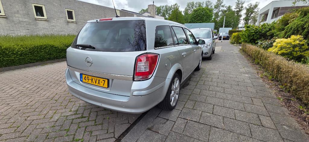 Opel Astra 1.6 16V 85KW St.wgn. 2010 Grijs type 111, Auto's, Voorwielaandrijving, Zwart, Origineel Nederlands, Stationwagon