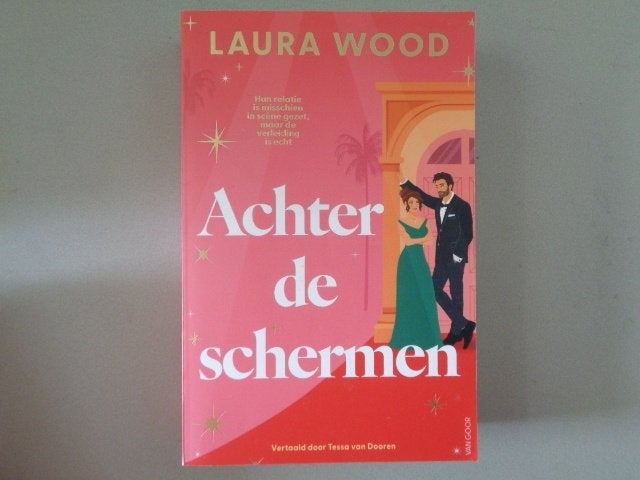 Achter de schermen - Laura Wood, Boeken, Romans, Zo goed als nieuw, Europa overig, Ophalen of Verzenden