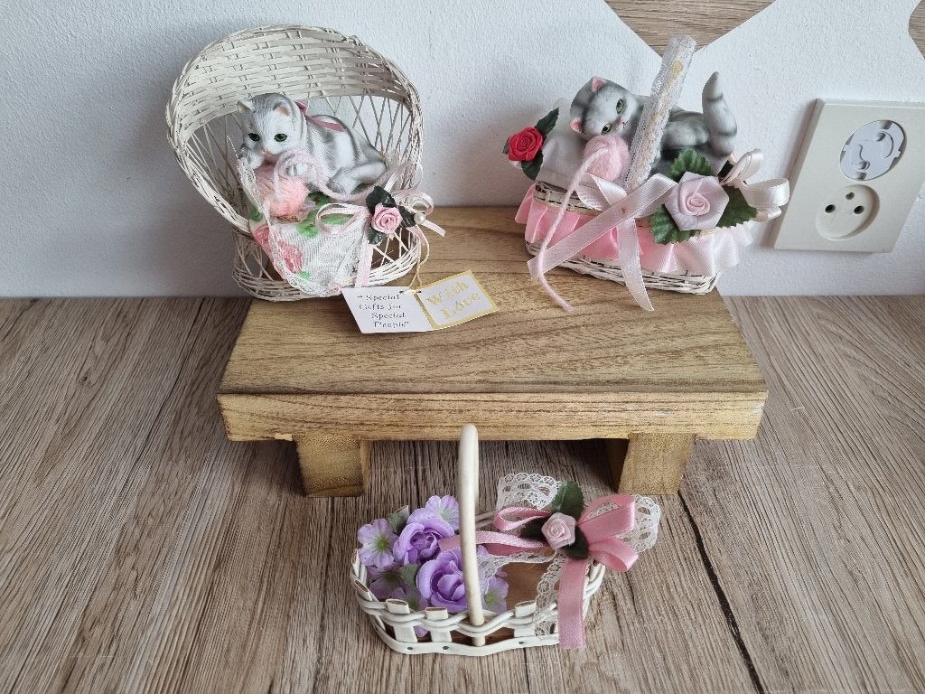 Mooie Vintage Katten Decoratie in Stoel Mand Porselein Rotan, Verzenden, Gebruikt, Hond of Kat, Beeldje of Figuurtje