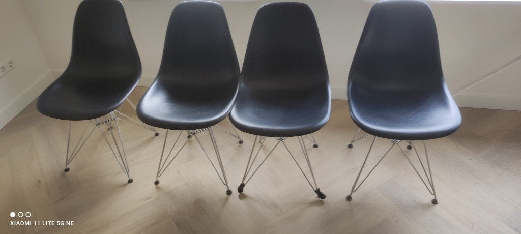 4 zwarte vitra stoelen te koop, Ophalen, Kunststof, Gebruikt, Zwart