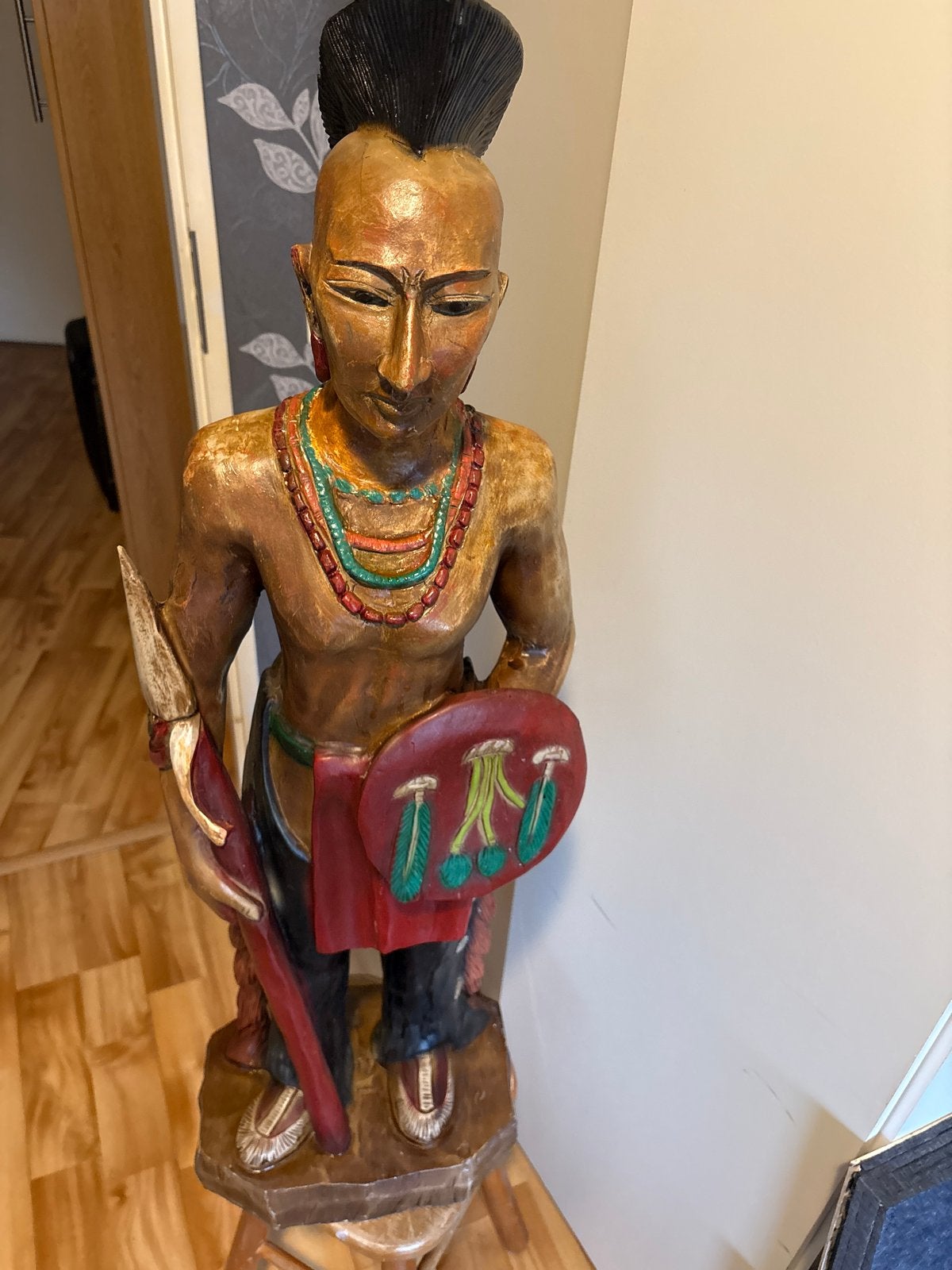 Houten beeld van een Indiaanse krijger, Antiek en Kunst, Kunst | Beelden en Houtsnijwerken, Ophalen of Verzenden, 1 meter - 2 meter