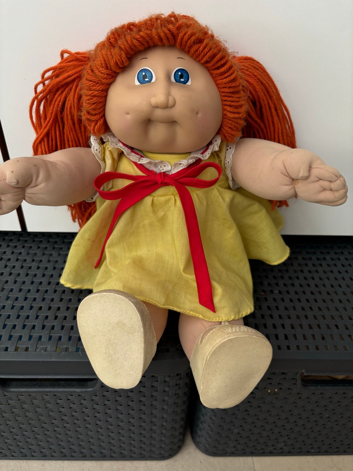 Vintage Cabbage Patch Kids pop met rood haar en gele jurk, Verzamelen, Poppen, Ophalen of Verzenden, Gebruikt, Overige typen