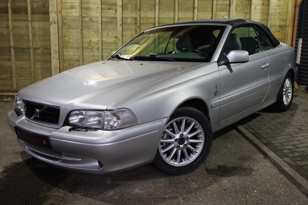 Volvo C70 Convertible 2.4 T Prestige (bj 1999, automaat), Auto's, Oldtimers, Cabriolet, 4 stoelen, Origineel Nederlands, Bedrijf