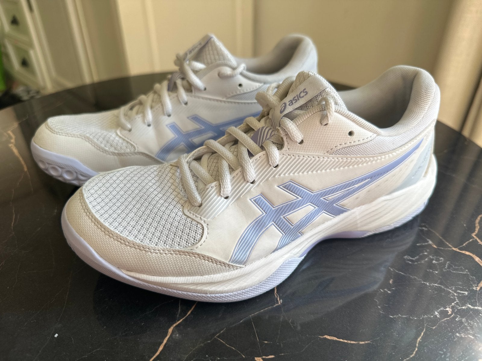 ASICS indoor sportschoenen - Maat 39 - ZGAN, Ophalen of Verzenden, Zo goed als nieuw, Wit, Sportschoenen