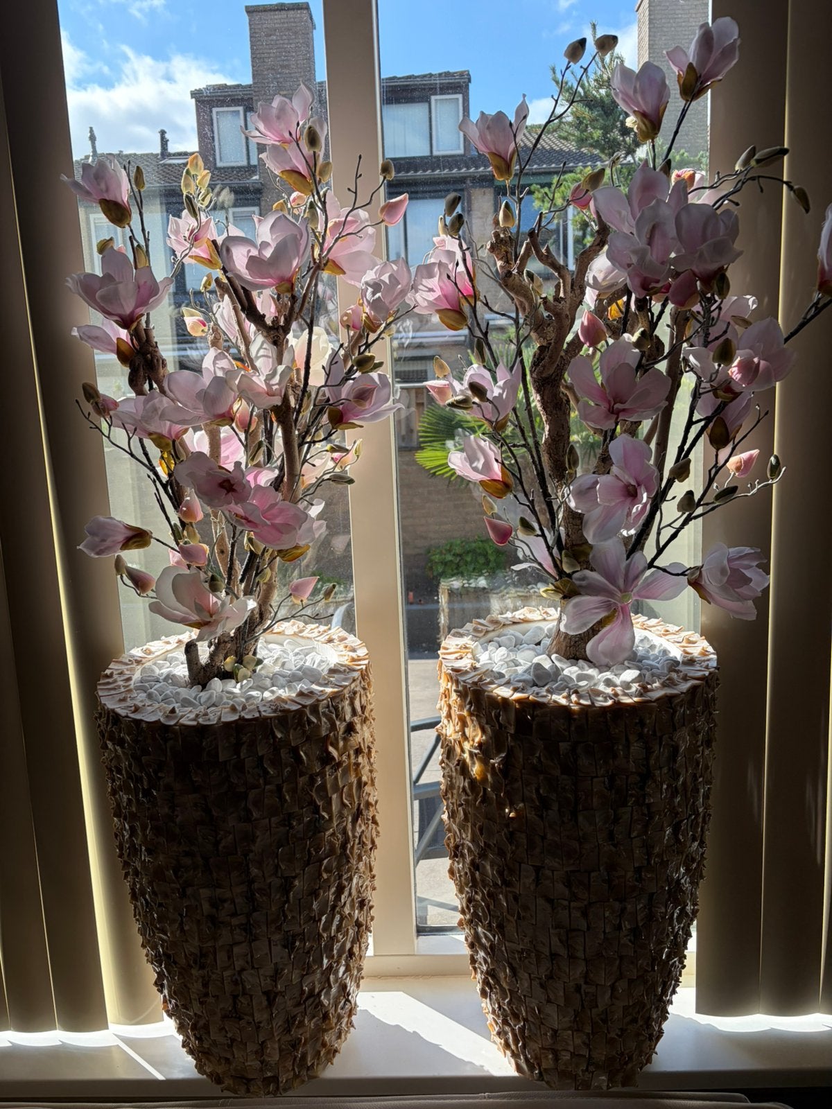 Twee prachtige kwaliteits schelpen vazen roze bloemen, Huis en Inrichting, Woonaccessoires | Kunstplanten en Kunstbloemen, Ophalen