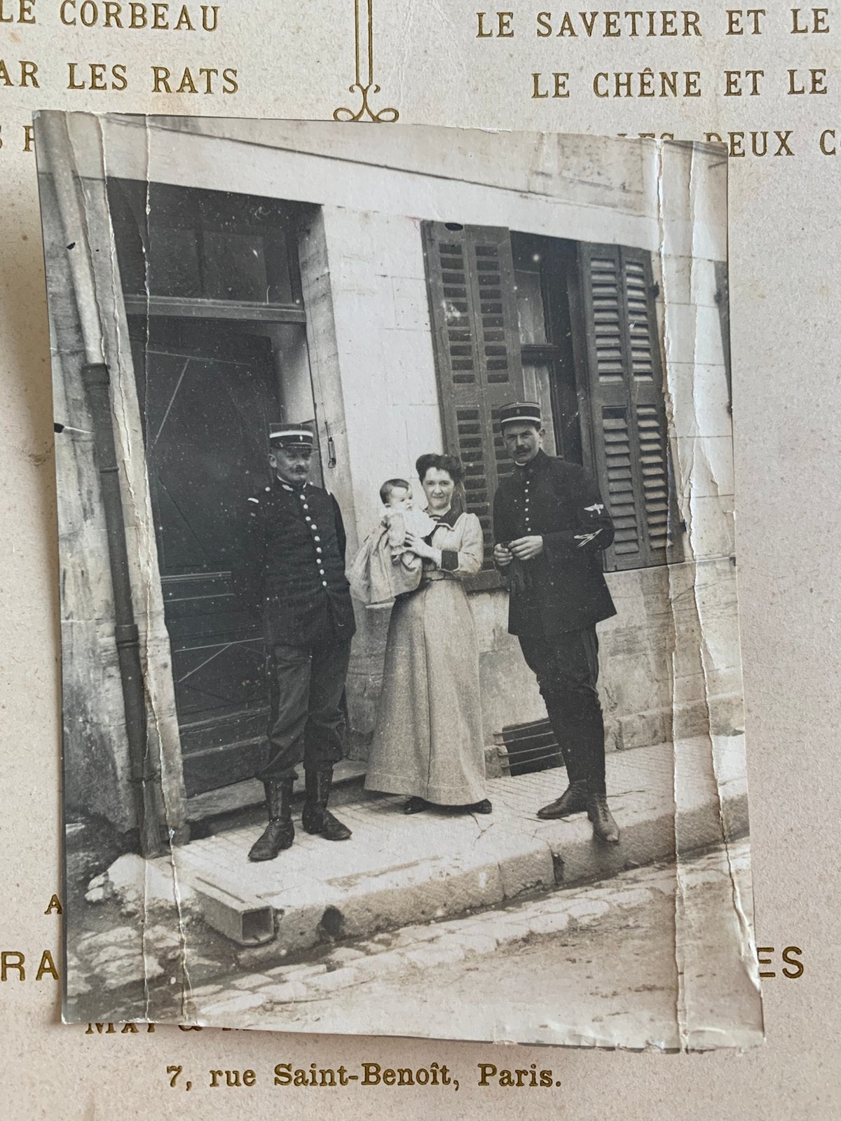 Foto - Moeder met kind en mannen in uniform (EL), Gebruikt, Foto, Ophalen of Verzenden, Voor 1940