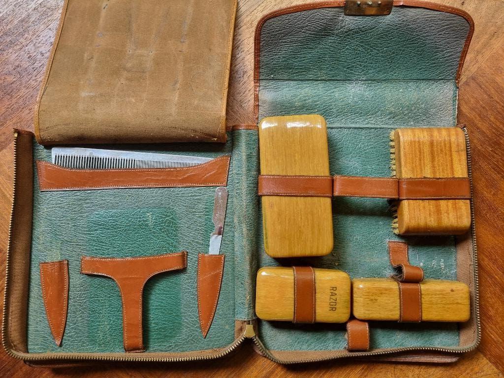 Vintage leren tasje met toilet artikelen, Ophalen