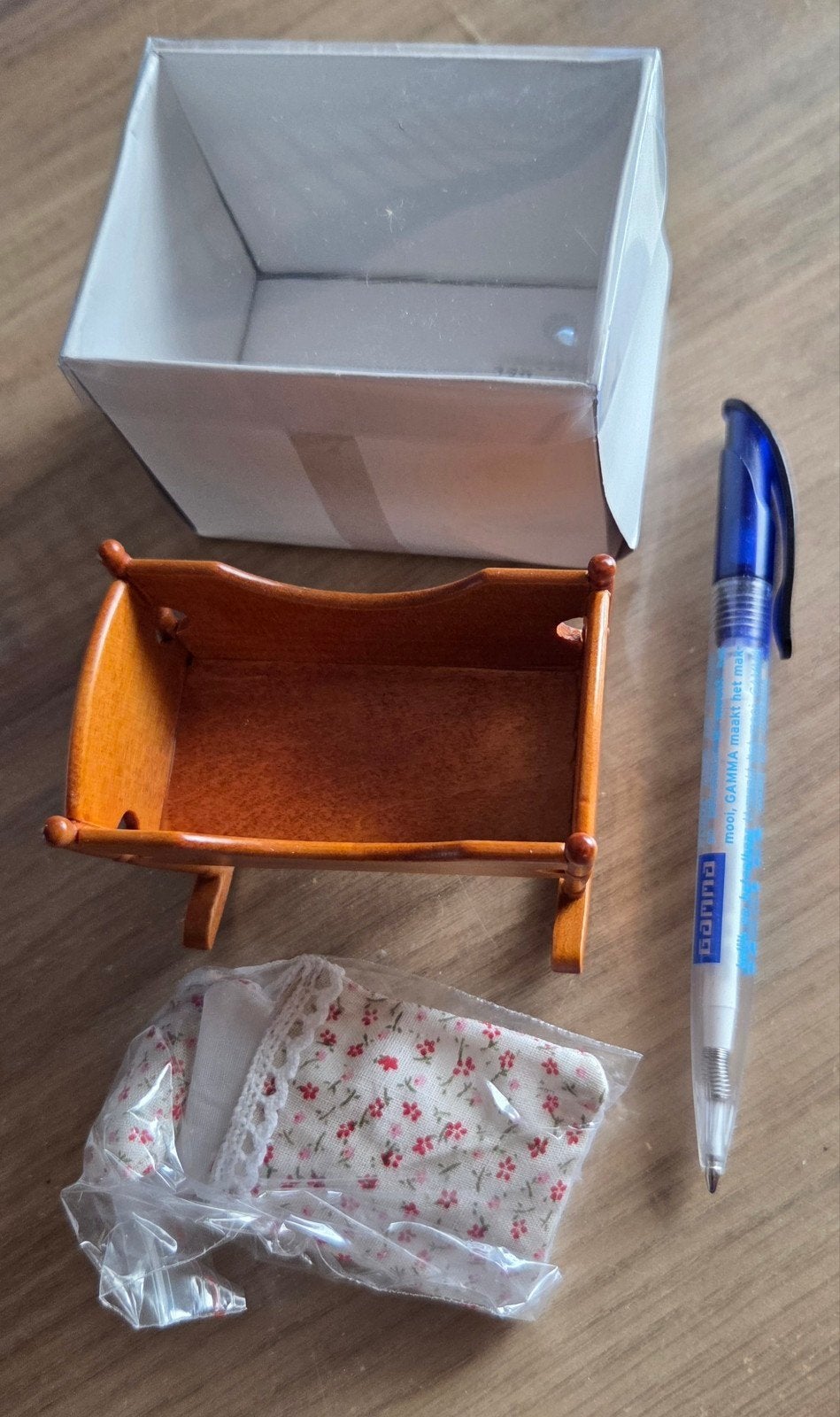 Miniatuur houten wiegje met beddengoed voor poppenhuis, Ophalen of Verzenden, Zo goed als nieuw, Toebehoren