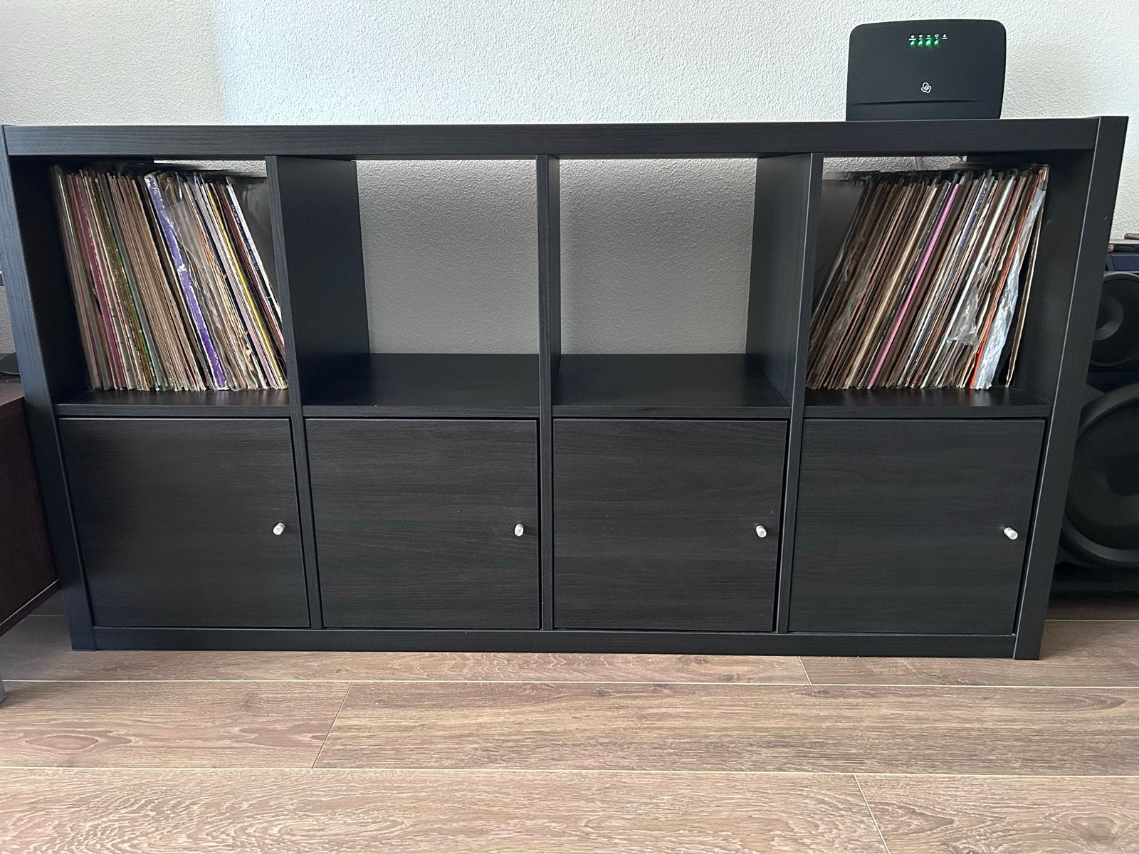 IKEA Kallax Kast Zwartbruin met Deuren - 146x40x75 cm, Ophalen, Zo goed als nieuw