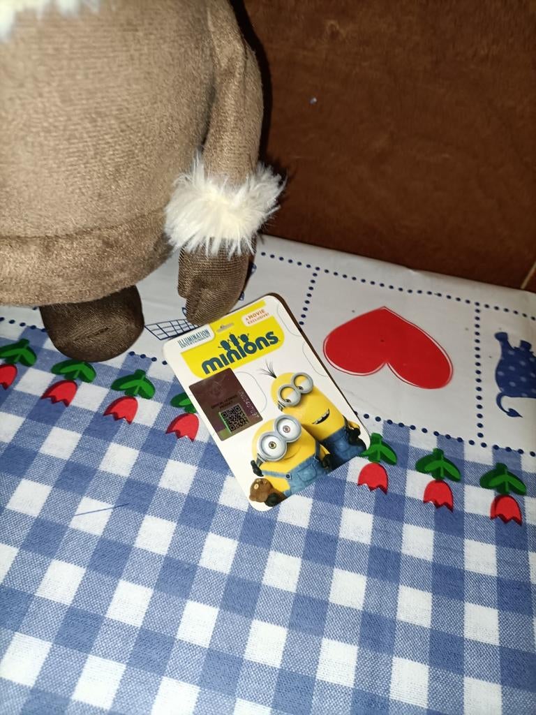 Minion knuffel met bruine jas 26 cm groot, Ophalen of Verzenden, Zo goed als nieuw