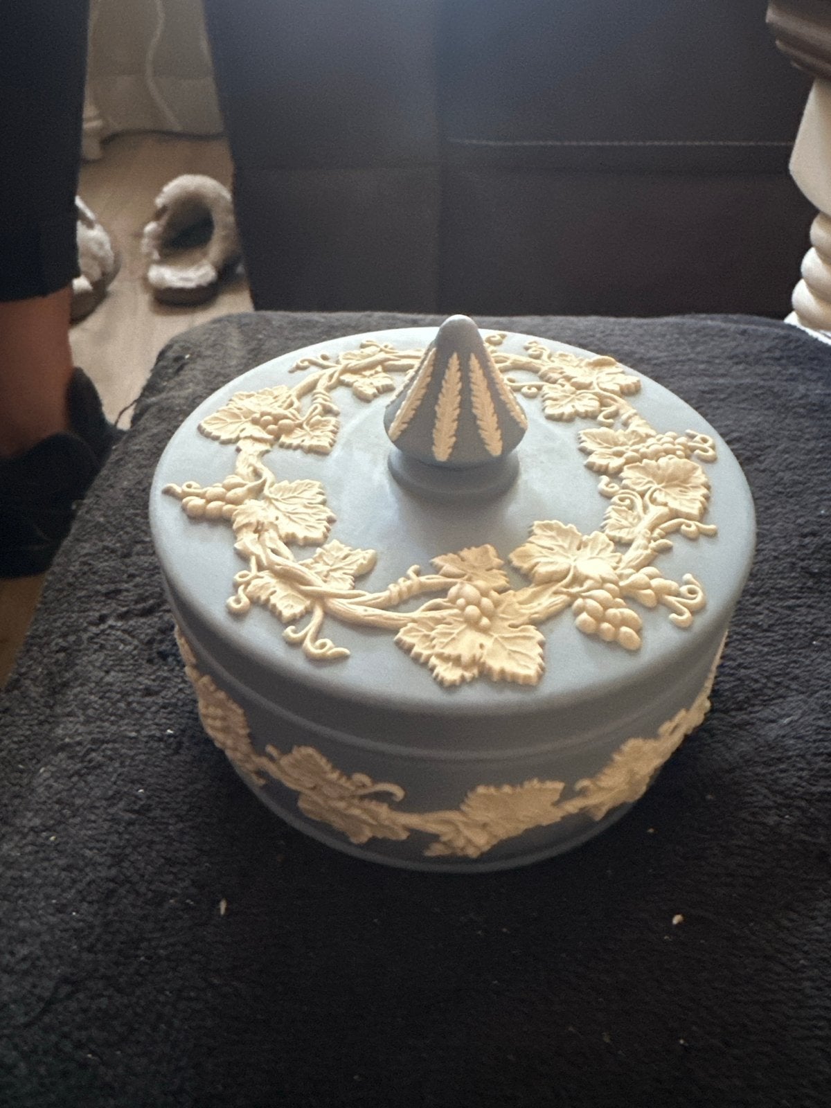 Wedgwood Jasperware Blauwe Doos met Druivenranken, Ophalen of Verzenden