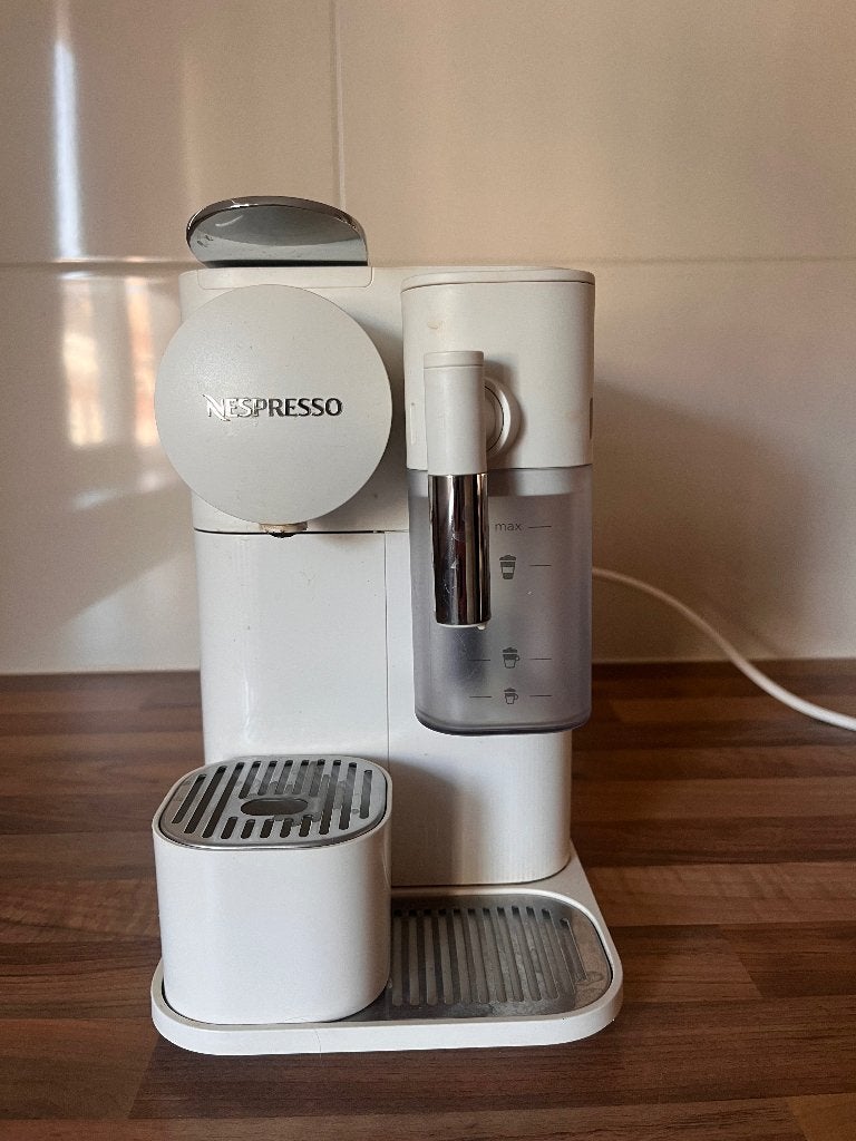 Nespresso Delonghi Lattissima One, Koffiepads en cups, Gebruikt, Koffiemachine, Ophalen of Verzenden