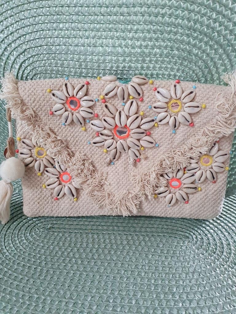 Boho Clutch toilettas met Schelpen en Kwastjes, Ophalen of Verzenden, Zo goed als nieuw, Beige, Avondtasje