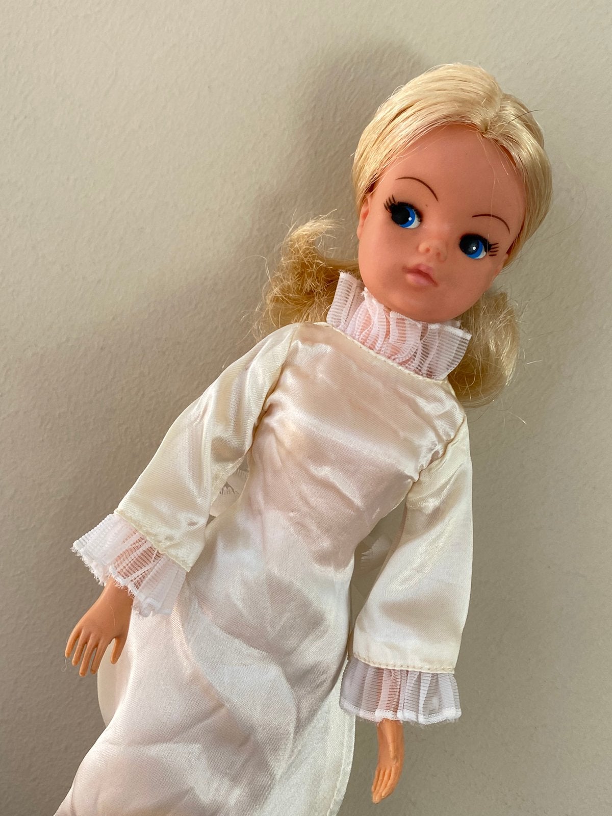 Vintage Pedigree Sindy Wedding Bells jurk 1976 no Barbie, Verzamelen, Poppen, Ophalen of Verzenden, Zo goed als nieuw, Kleertjes