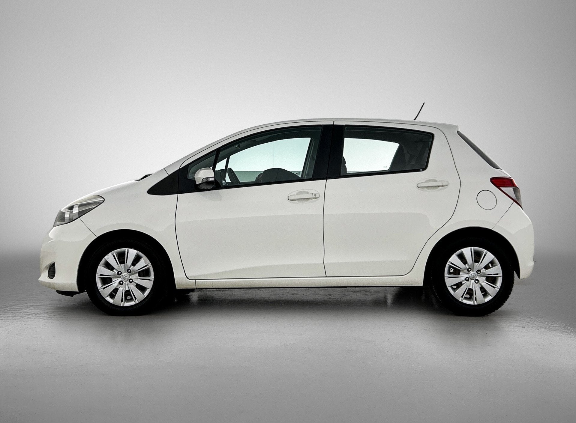 Toyota Yaris 1.3 VVT-i Aspiration (bj 2012, automaat), Auto's, Stof, Gebruikt, 4 cilinders, Wit