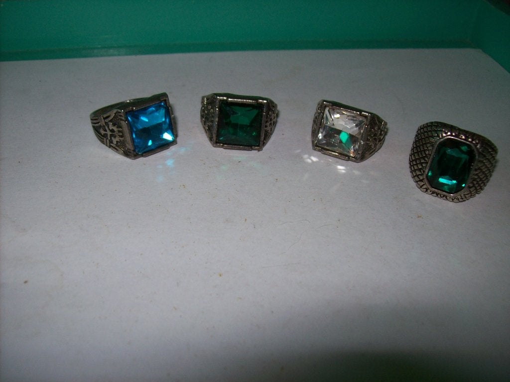 Ringen Zilvertint 4 x Fraaie Kristal modellen Maat 19 en 20, Met kristal, IJzer of Staal, 19 tot 20, Nieuw