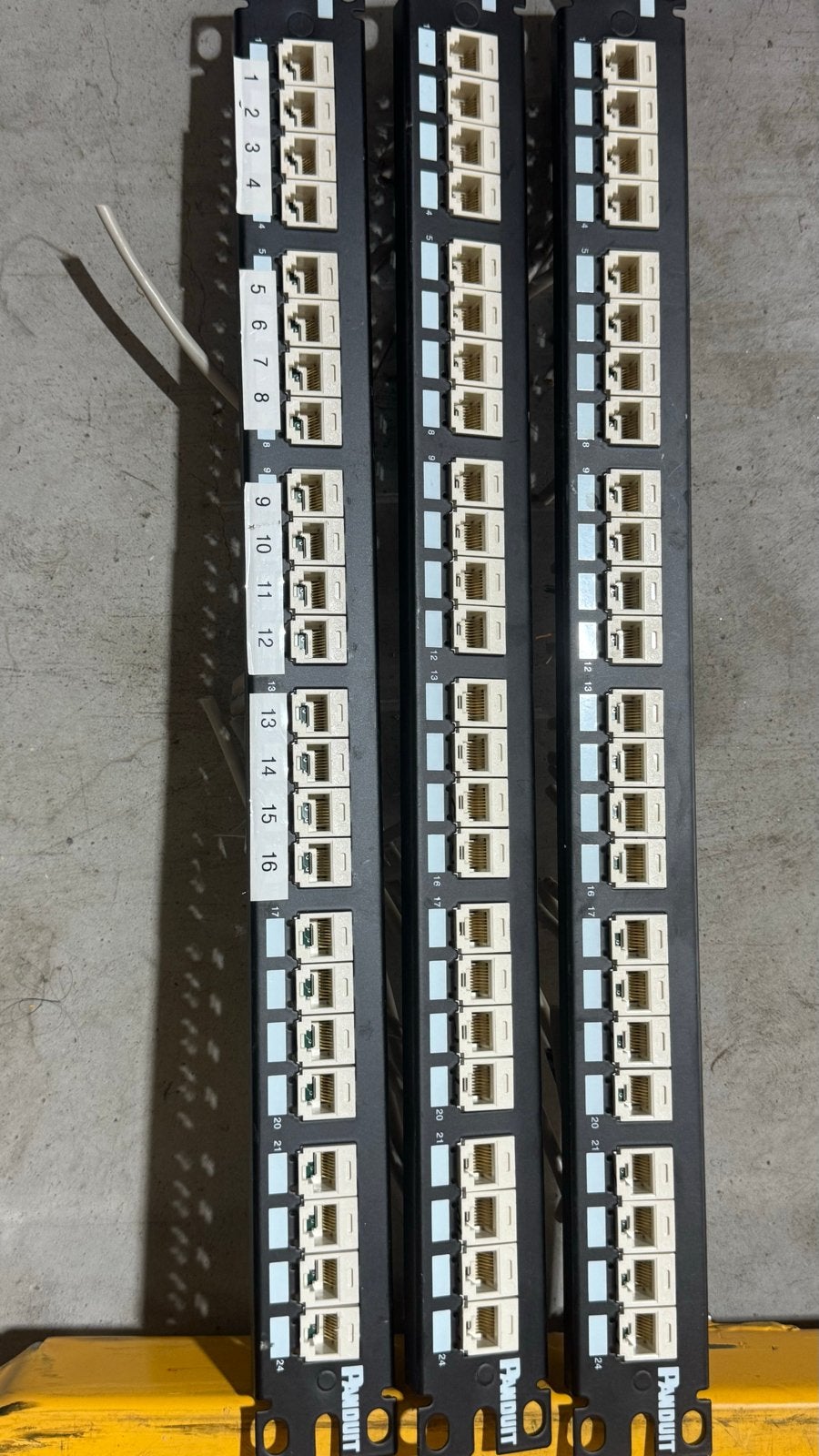 3x PANDUIT 24-poorts RJ45 patchpanel 19” 1U Cat5e – compleet, Computers en Software, Gebruikt, Panduit Corp., Ophalen of Verzenden