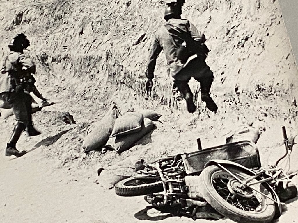 Foto uit oorlogsfilm met auto's en motoren , Ophalen of Verzenden, Overige soorten, Overige gebieden, Foto of Poster