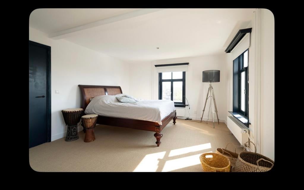 Tweepersoonsbed met houten frame en rieten hoofdeinde, Ophalen, Gebruikt, Bruin, Tweepersoons