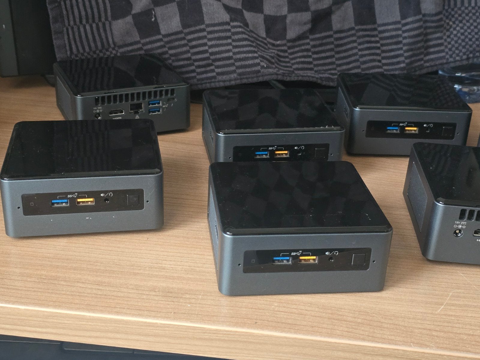 8 x BOXNUC8i3BEH2 incl voeding - 8 GB ram - 128/256GB SSD &, Computers en Software, Computerbehuizingen, Ophalen of Verzenden