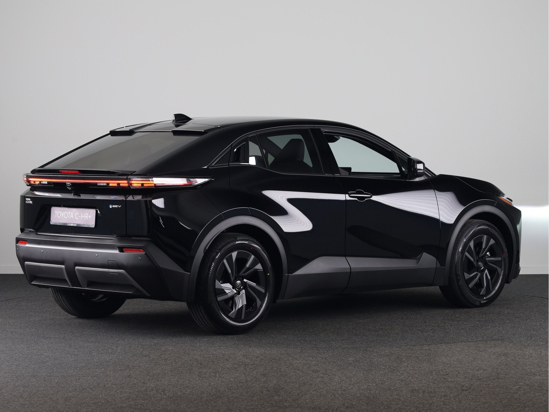 Toyota C-HR+ First Edition 77 kWh *NIEUW* | Direct leverbaar, Auto's, Toyota, Automatische klimaatregeling, Leder en Stof, Zwart