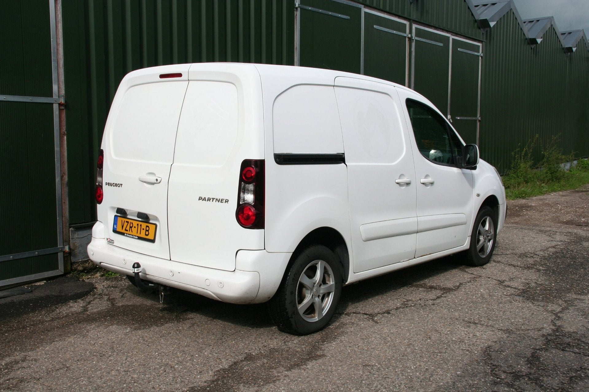 Peugeot Partner 120 1.6 BlueHDi 100 L1 AUTOMAAT, AIRCO, TREK, Stof, 4 cilinders, 700 kg, Electronic Stability Program (ESP)