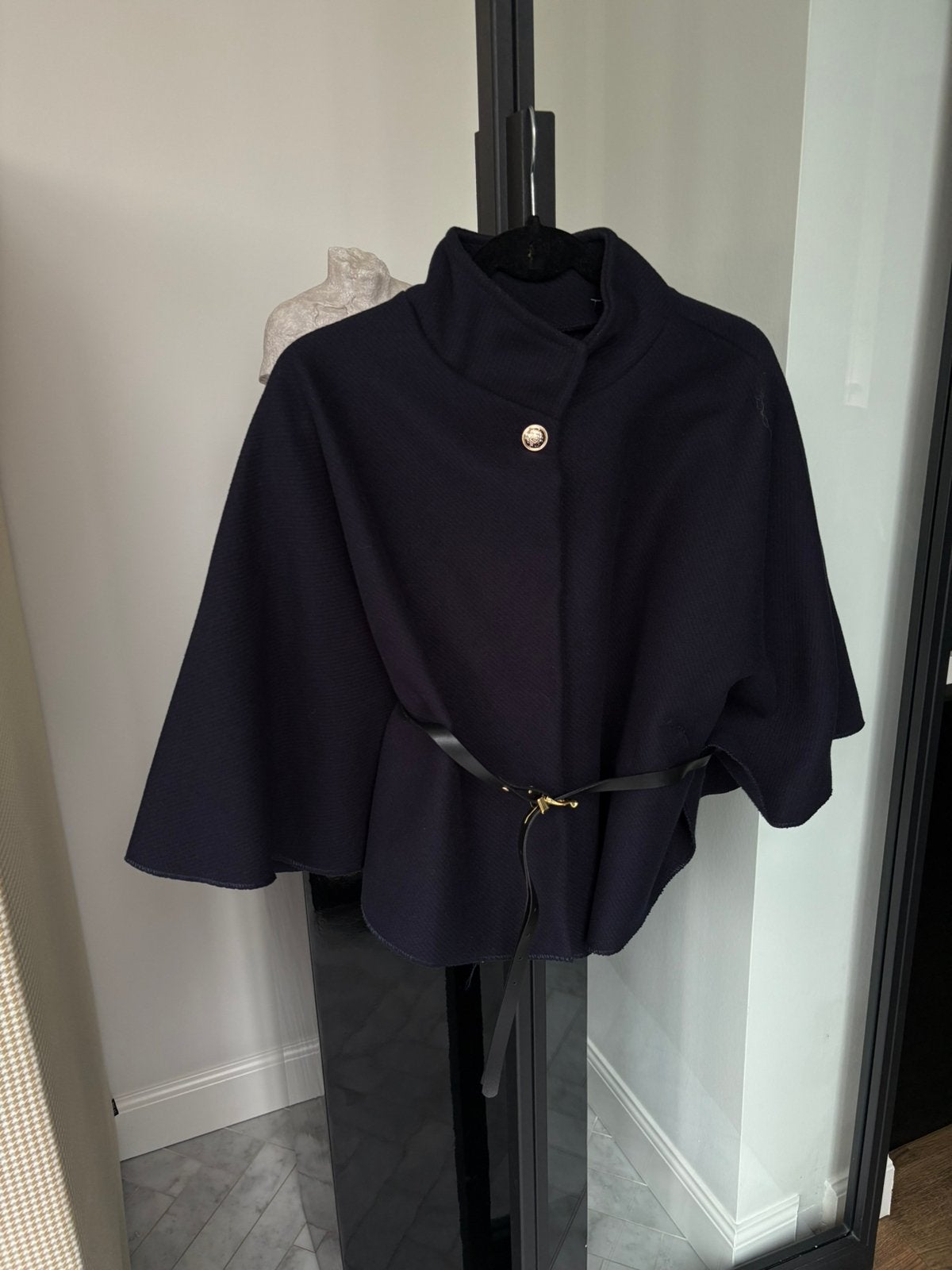 Prachtige donkerblauwe cape poncho jas 1 maat incl. ceintuur, Ophalen, Zo goed als nieuw, Blauw