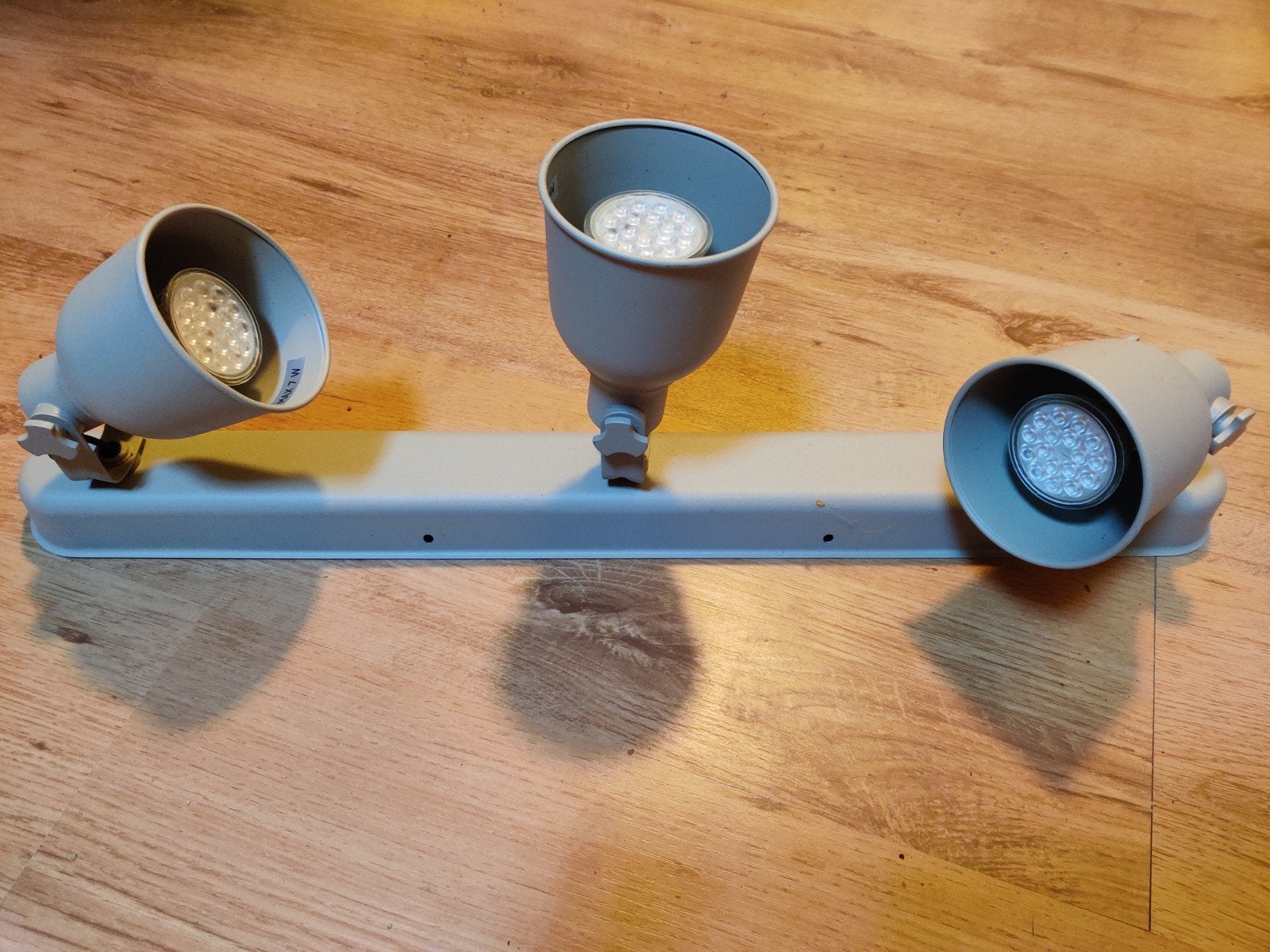 IKEA Hektar plafond lamp grijs met 3 spotjes, Nieuw, Metaal, IKEA, Plafondspot of Wandspot