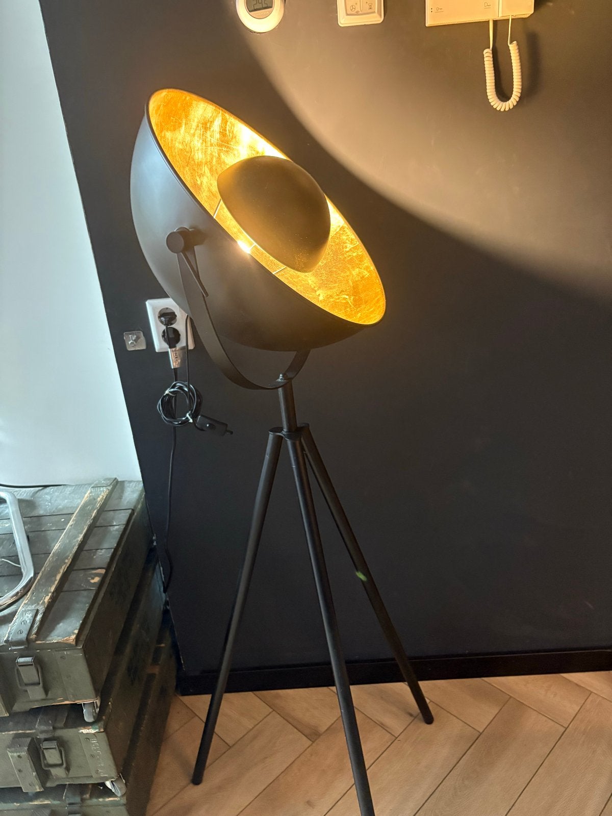 Moderne vloerlamp met gouden binnenkant, Ophalen, E27 (groot), Zo goed als nieuw, Metaal