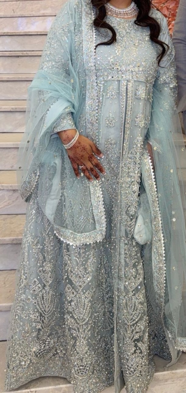 Prachtige lichtblauwe galajurk met zilveren borduursels, Kleding | Dames, Maat 38/40 (M), Galajurk, Blauw, Ophalen of Verzenden