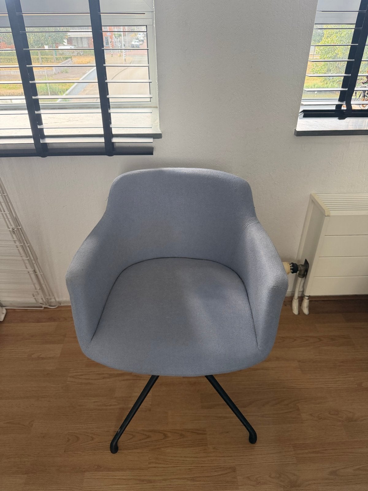 SATELLIET Moderne lichtblauwe stoel met draaibaar onderstel, Ophalen, Gebruikt, Twee, Blauw