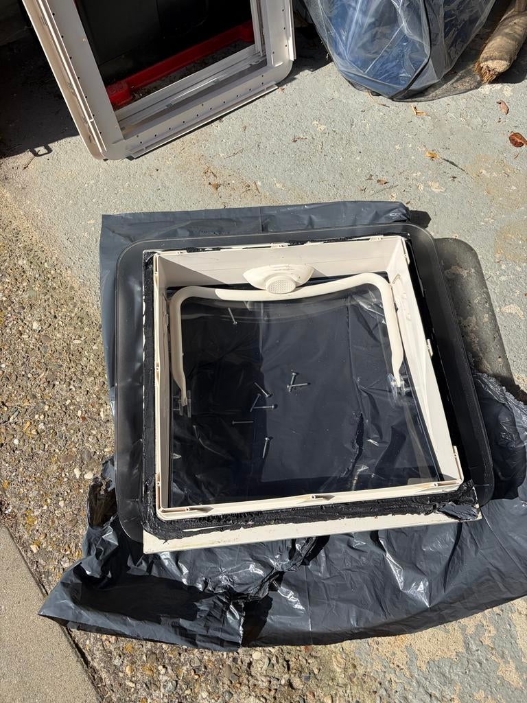 Bijna nieuw dakluik Carado 40x40, met zonwering en hor, Caravans en Kamperen, Ophalen of Verzenden, Zo goed als nieuw