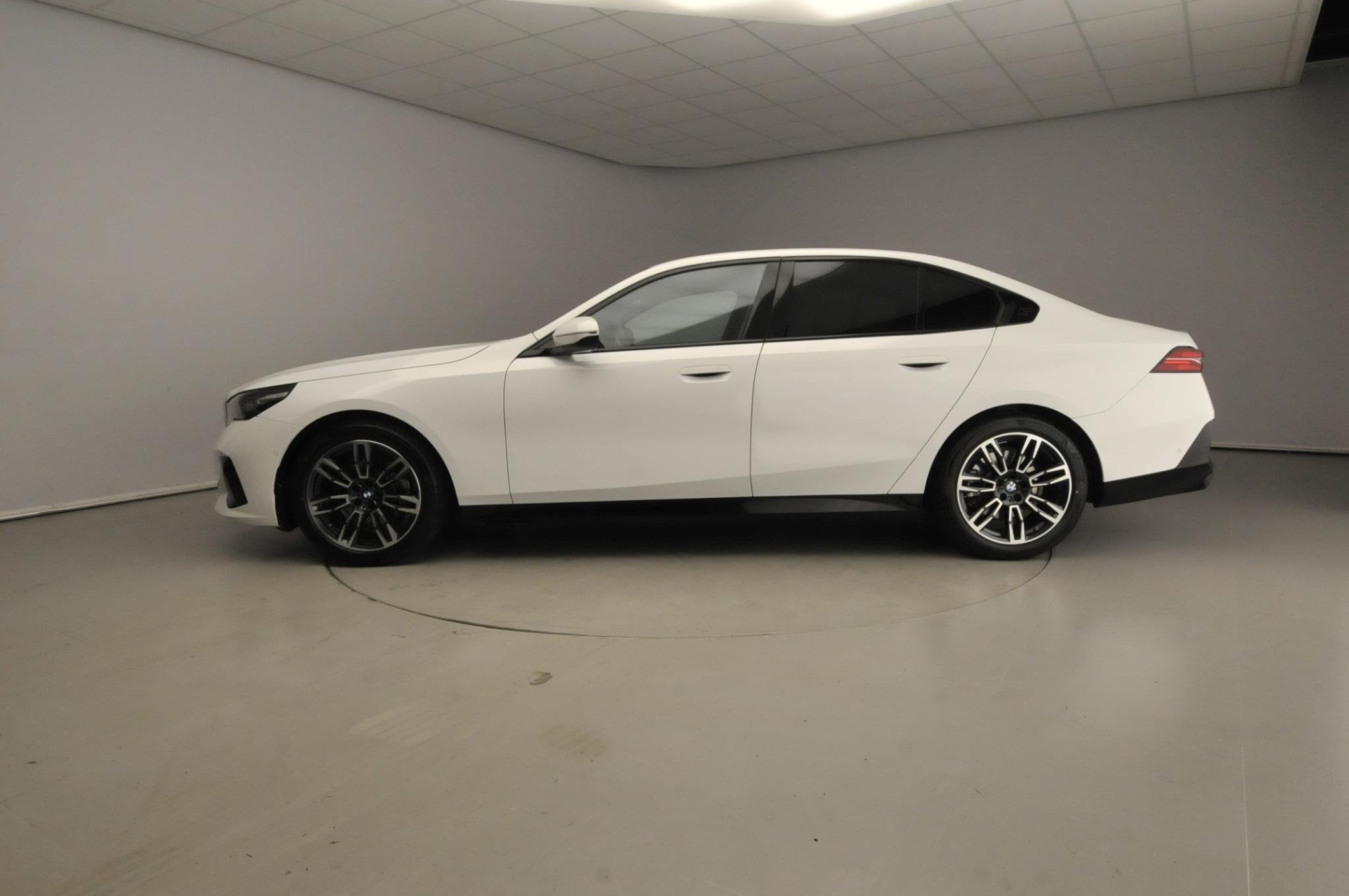 BMW 5 Serie Sedan 520d | M-Sportpakket | LED | HUD | Active, Auto's, Automaat, Dealer onderhouden, 4 cilinders, Wit