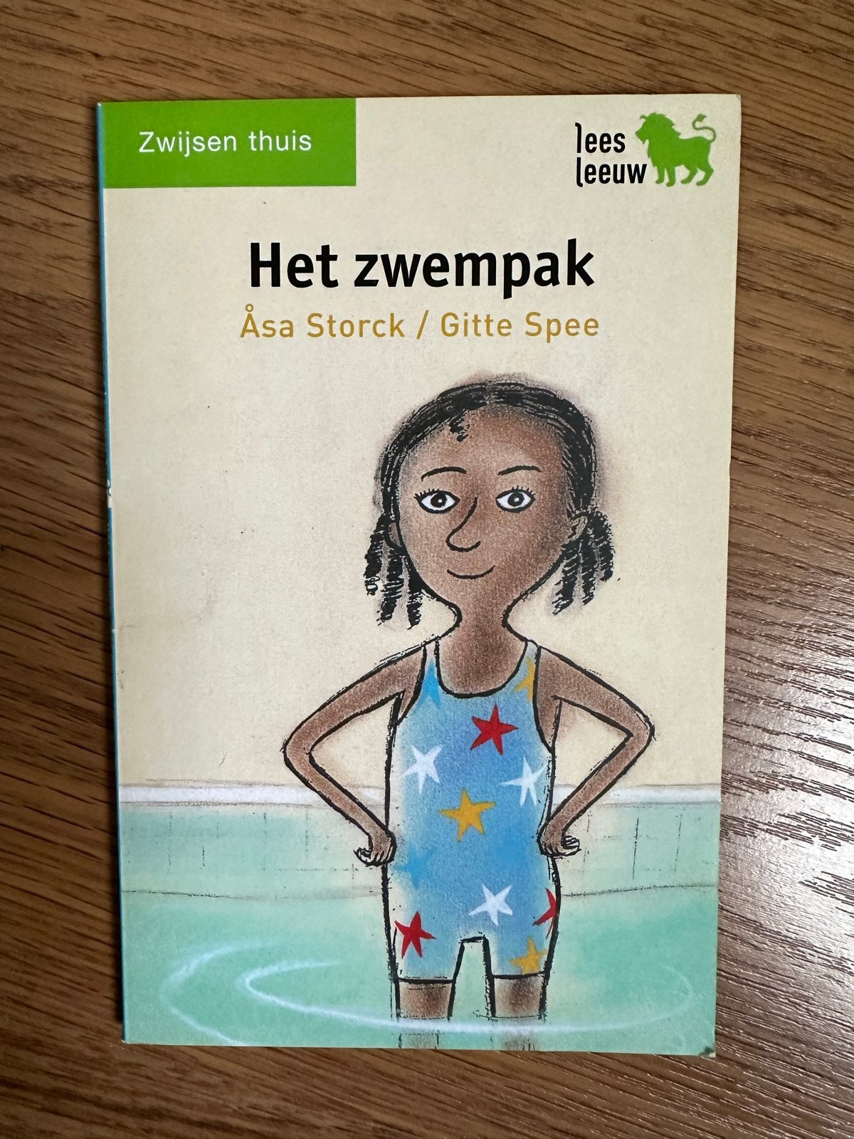 Het zwempak - Leesleeuw boek van Åsa Storck / Gitte Spee, Ophalen of Verzenden, Gelezen, Fictie algemeen