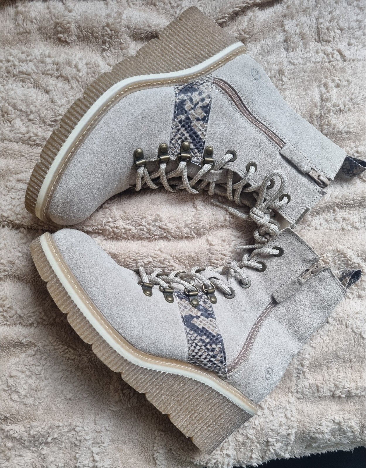 Tamaris suède veterboots NIEUWSTAAT maat 39, Tamaris, Beige, Ophalen of Verzenden, Zo goed als nieuw