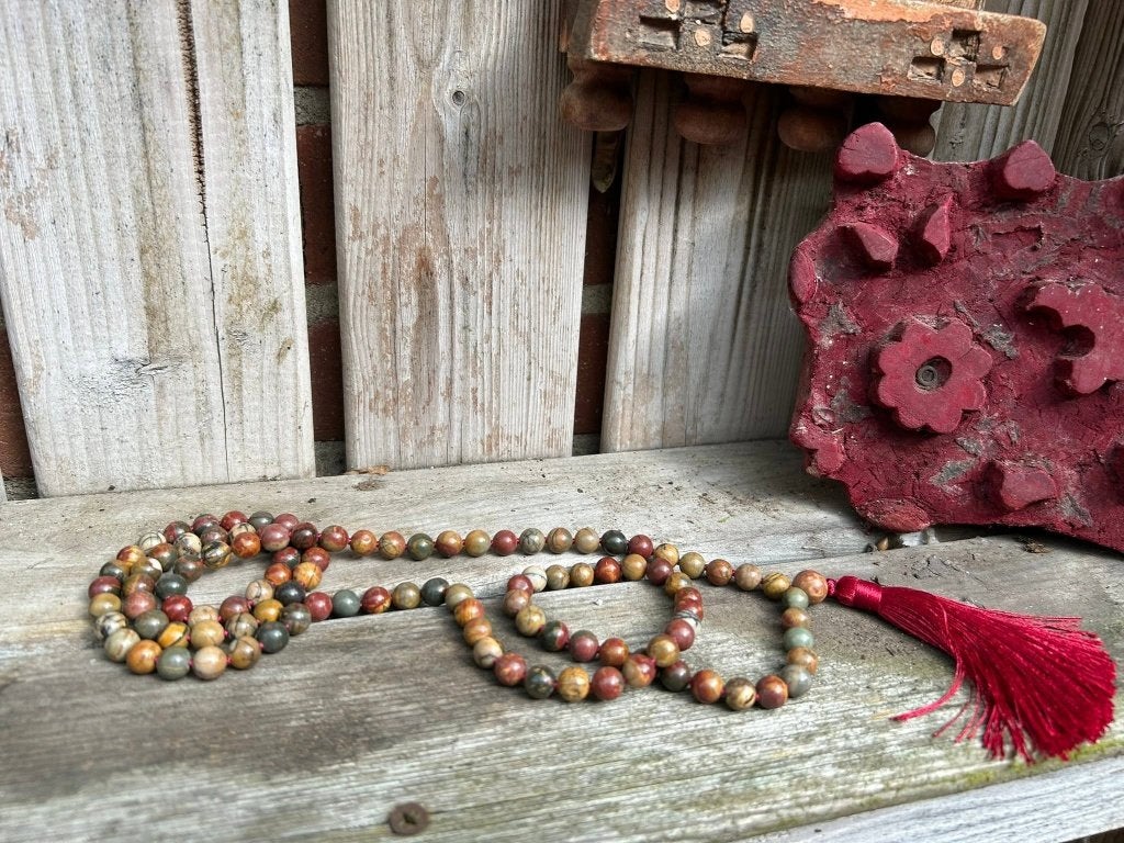 Prachtige hand geknoopte Mala gemaakt van rode picasso Jaspi, Sieraden, Tassen en Uiterlijk, Ophalen of Verzenden, Nieuw, Steen of Mineraal