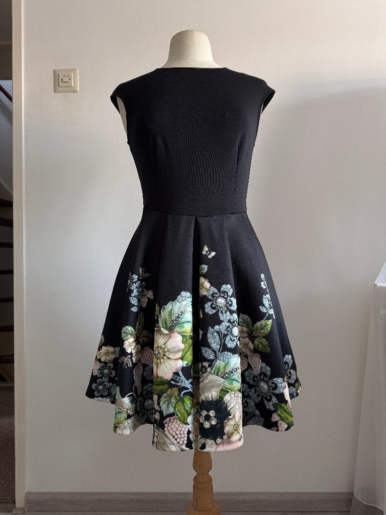 Ted Baker jurk zwart met bloemenprint maat 38, Maat 38/40 (M), Meerkleurig, Ophalen of Verzenden, Zo goed als nieuw