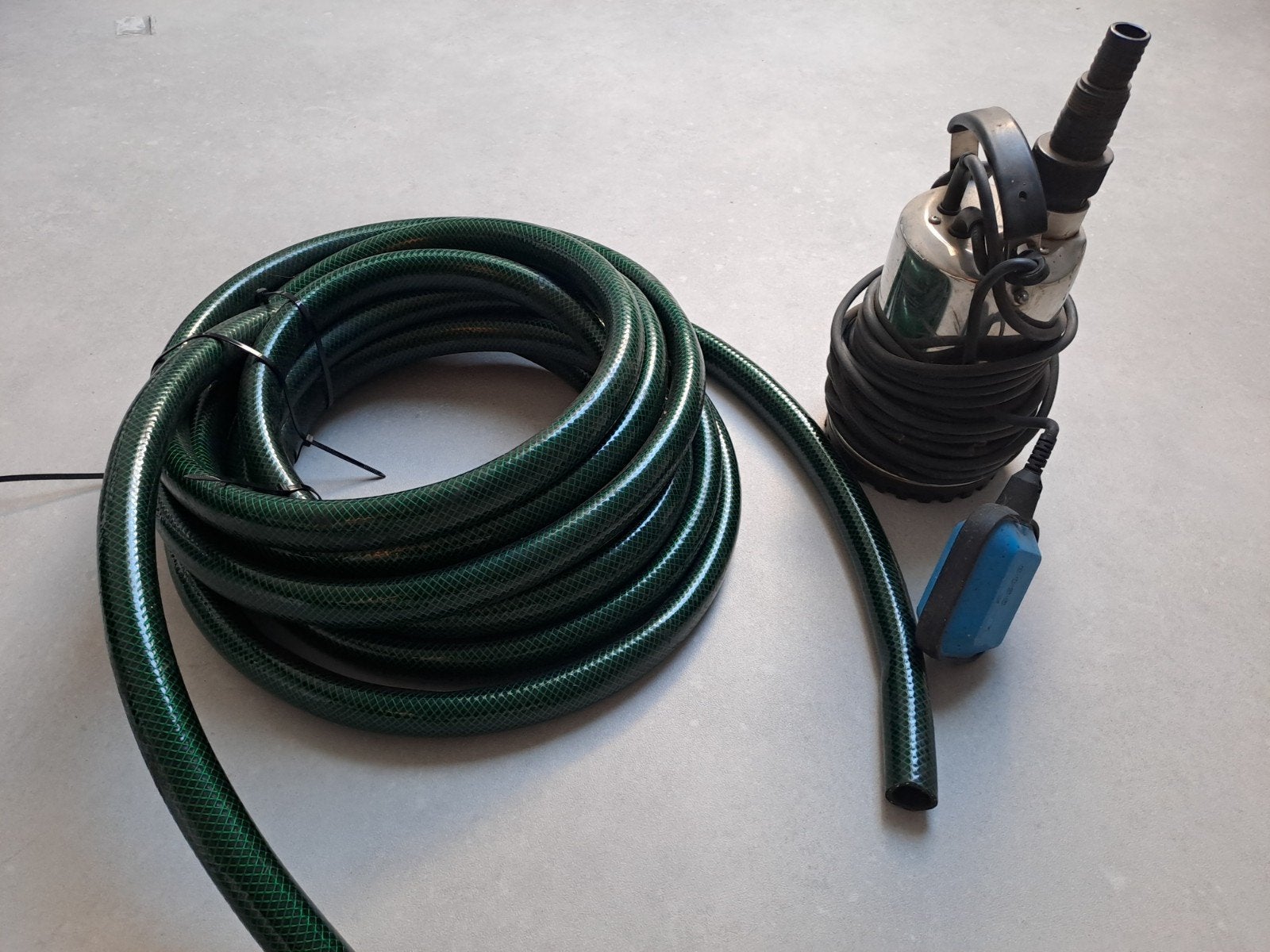 elektrische waterpomp met slang, Ophalen of Verzenden, Gebruikt, Elektrisch, Dompelpomp
