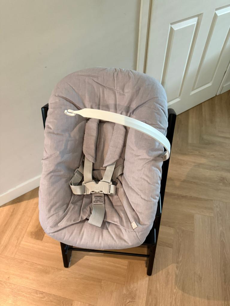 Stokke tripp trapp zwart met newborn set & extra hoes, Kinderen en Baby's, Kinderstoelen, Ophalen of Verzenden, Zo goed als nieuw