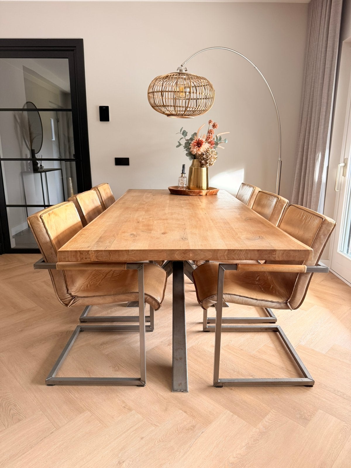 Eikenhoutentafel met stalen kruispoot en 6 lederen stoelen, Ophalen, Gebruikt, 4 tot 6 stoelen