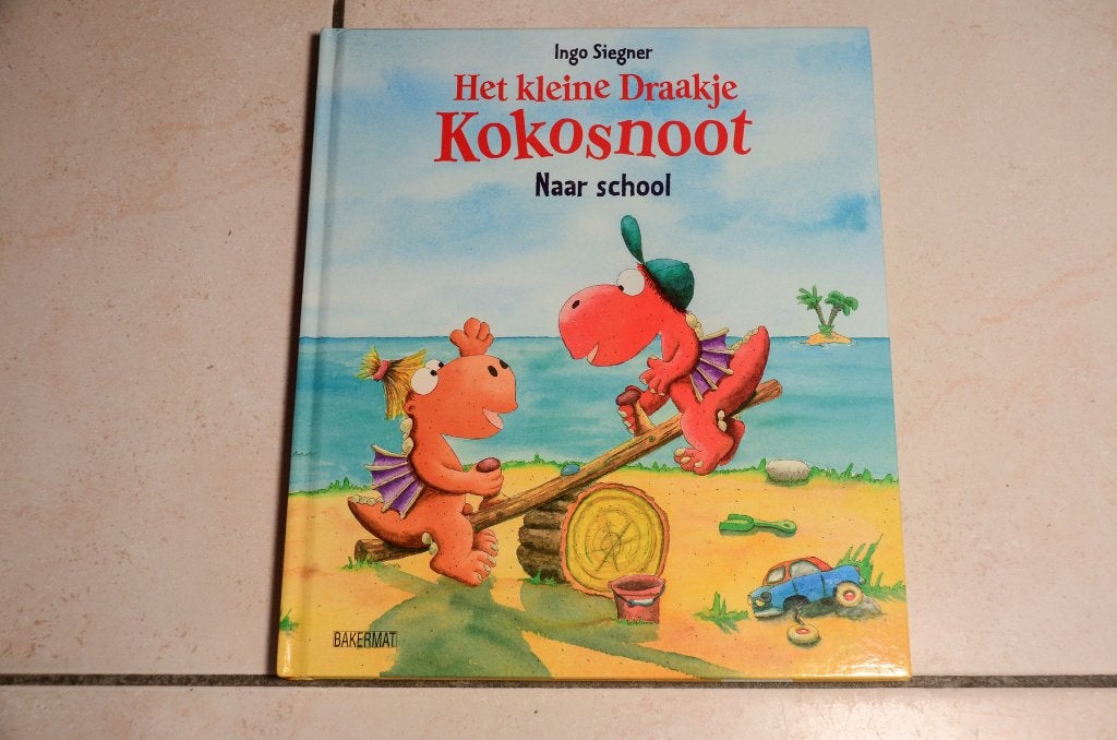 Het kleine Draakje Kokosnoot Naar school / Ingo Siegner, Boeken, Ophalen of Verzenden, Zo goed als nieuw, Fictie algemeen