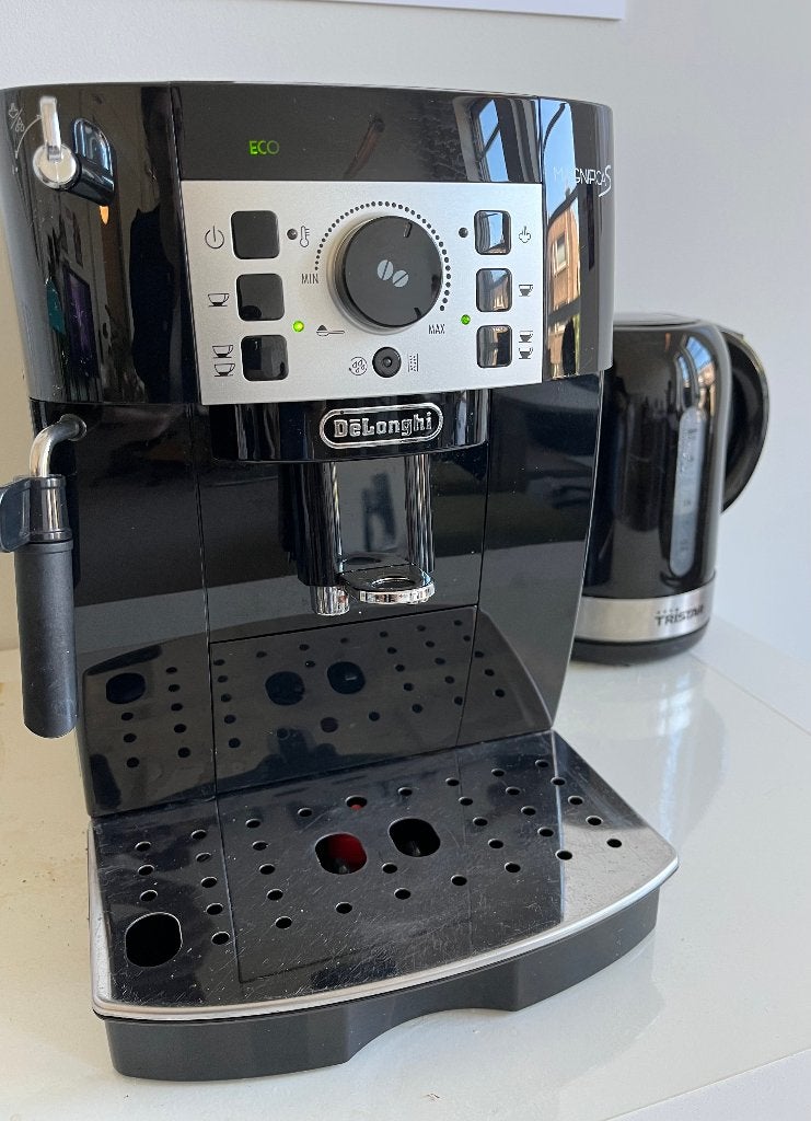 Koffiezetapparaat De'Longhi Magnifica S, Witgoed en Apparatuur, Koffiezetapparaten, Gebruikt, Koffiemachine, Koffiebonen, Ophalen