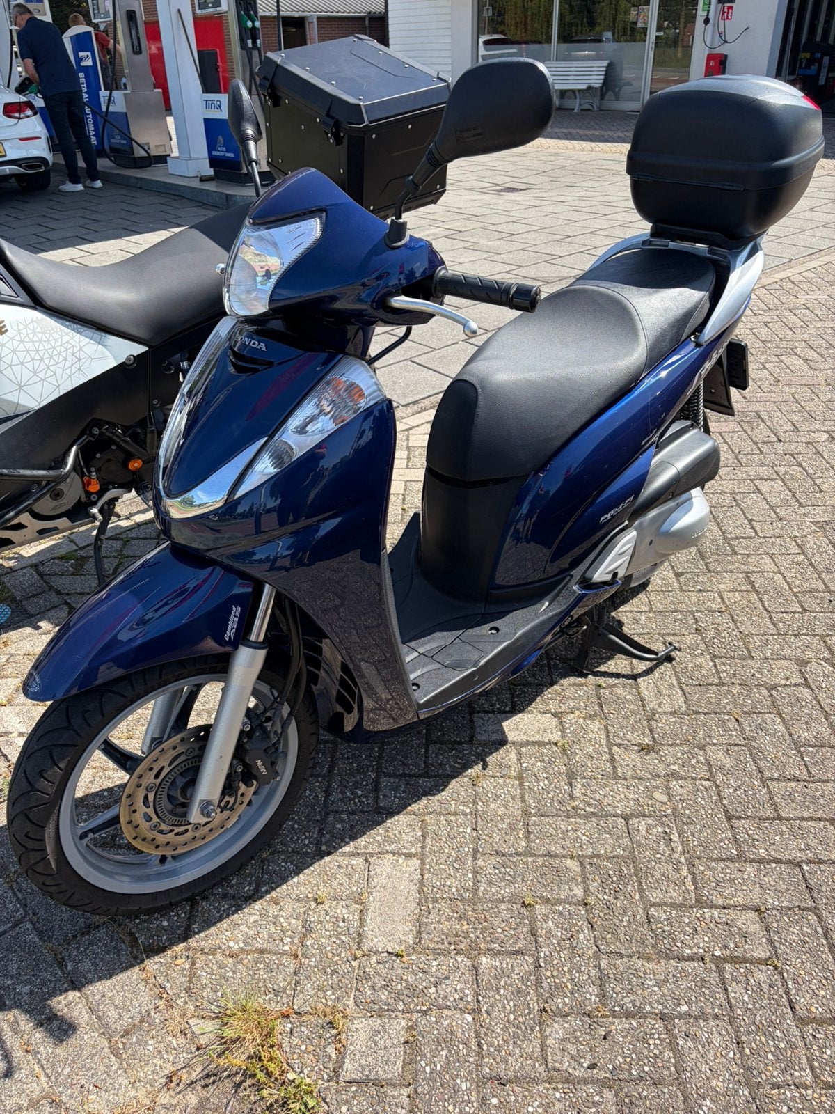 Mooie en goede honda300 motorscooter met topkoffer, Motoren, Motoren | Honda, Bedrijf, Scooter, Ophalen