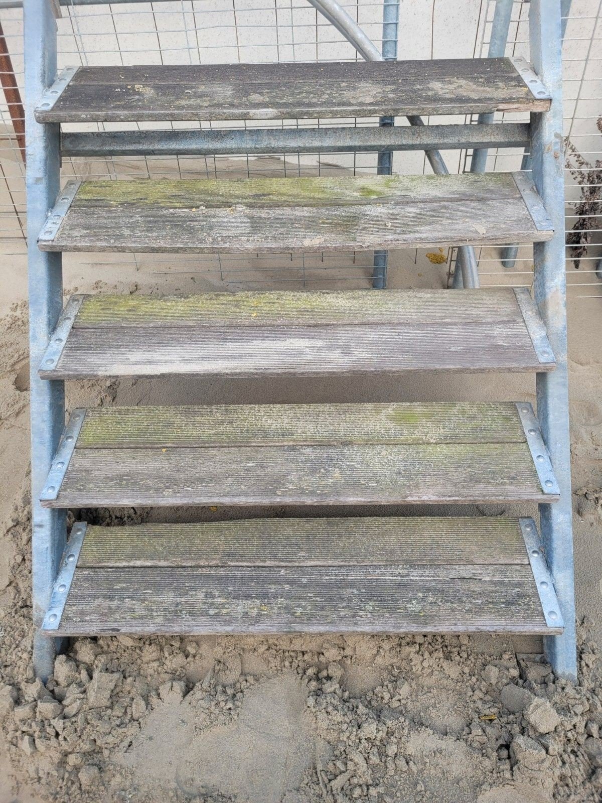 Stalen trap met hard houten trede., Ophalen, Gebruikt