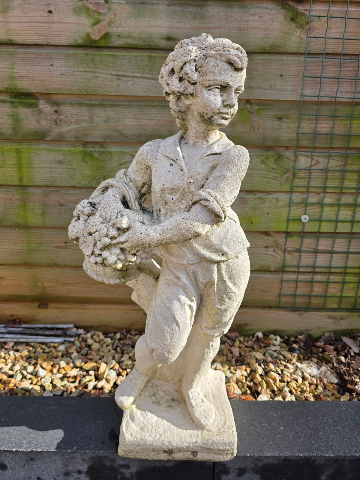 Vintage Tuinbeeld Jongen met Fruitmand - Beton, Tuin en Terras, Ophalen, Gebruikt, Beton, Mensenbeeld